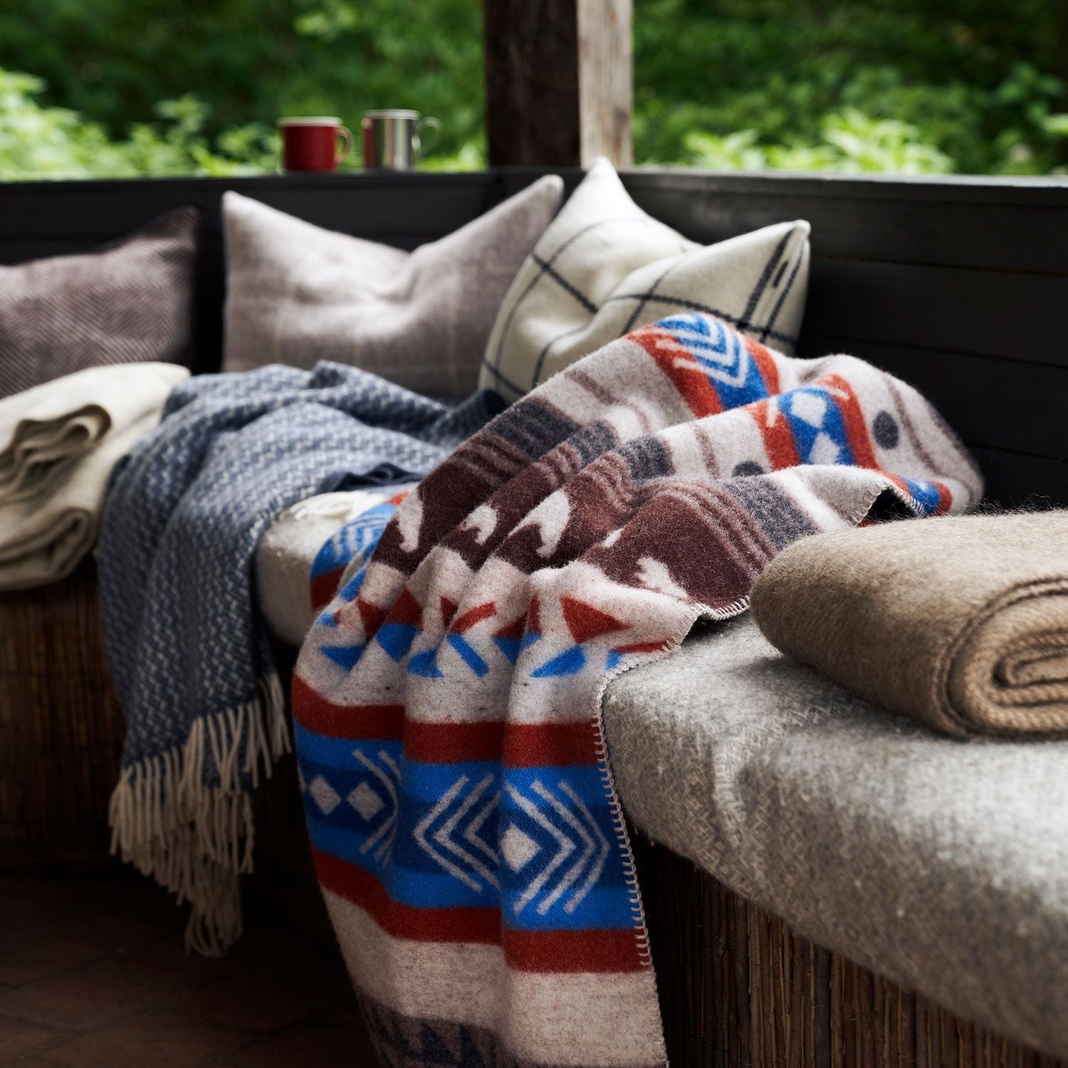 Plaids, coussins et peaux