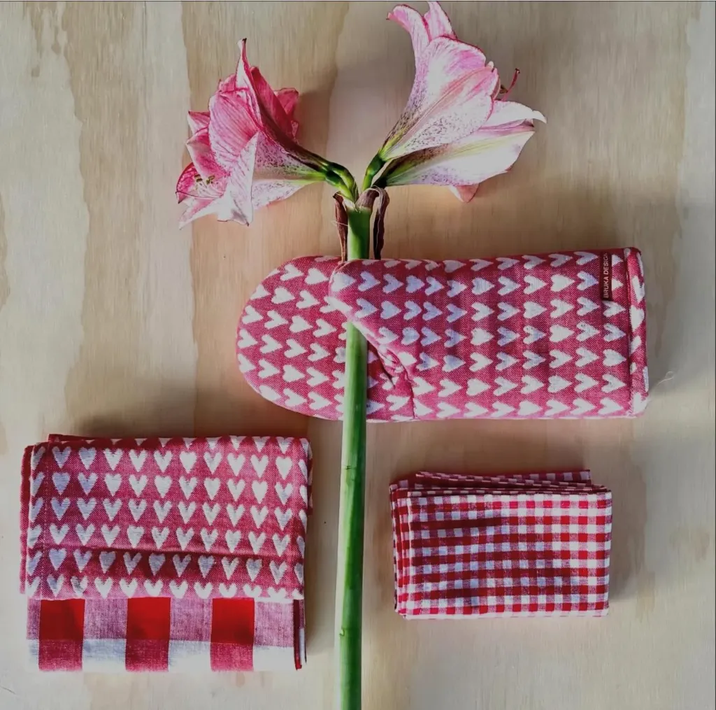 [BK0017] Manique four - cœur - rouge